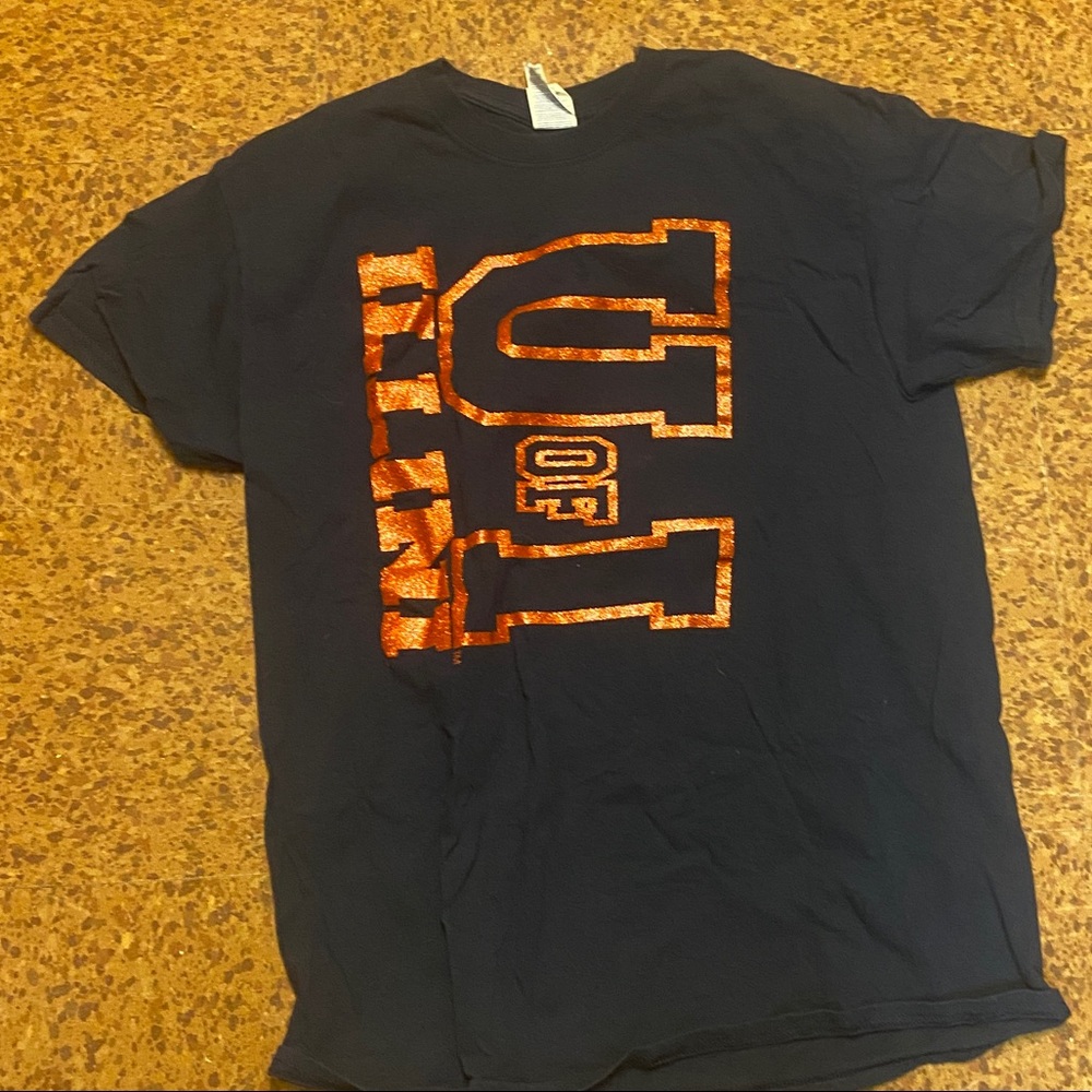 University of Illinois ILLINI shirt.